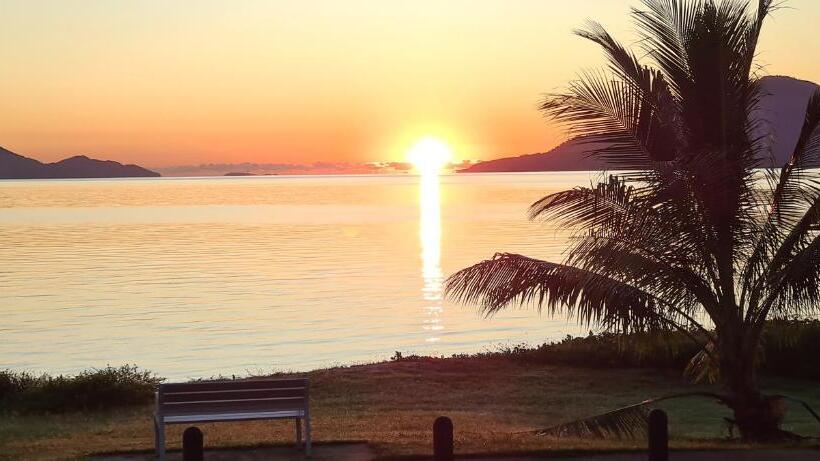Cardwell Beachfront Motel