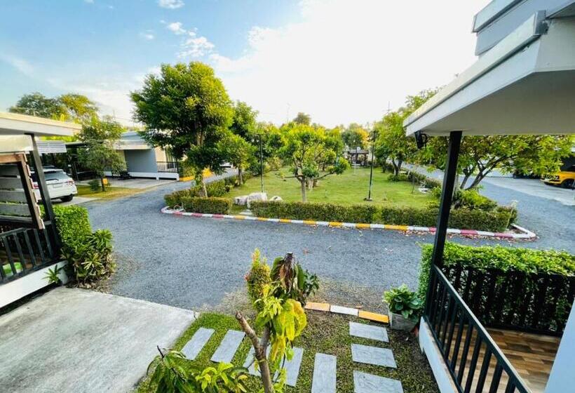 Baan Ruay Suk Resort Lopburi