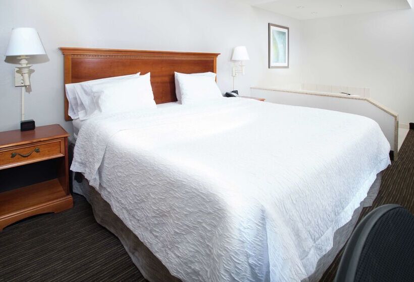 هتل Hampton Inn Linden