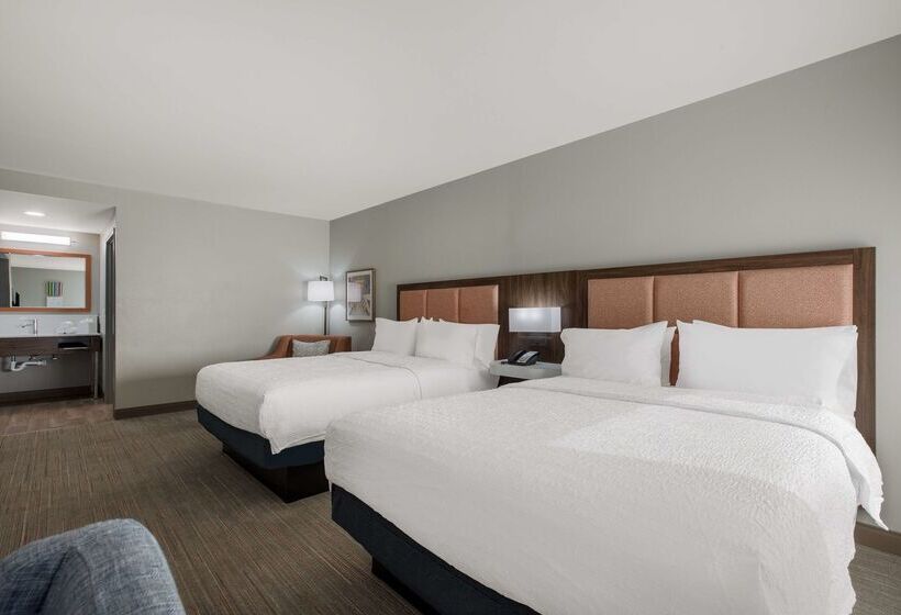 هتل Hampton Inn Linden