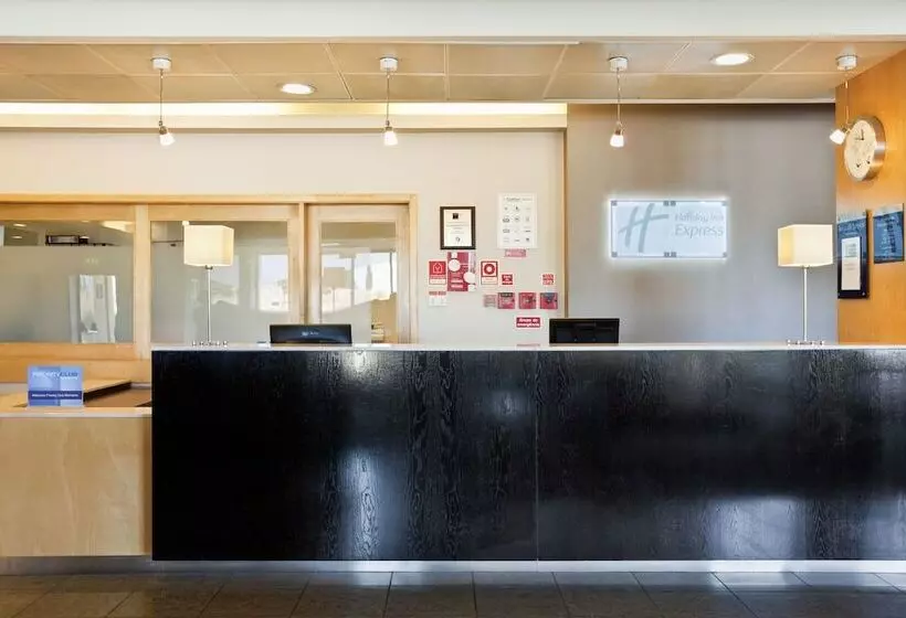 Отель Holiday Inn Express Lisbon Oeiras, An Ihg