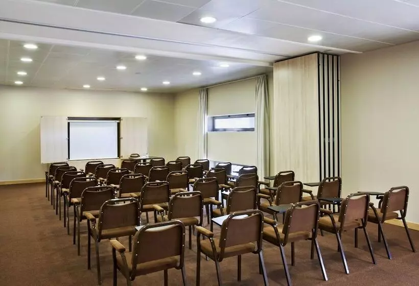 Отель Holiday Inn Express Lisbon Oeiras, An Ihg