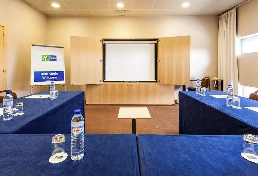 Отель Holiday Inn Express Lisbon Oeiras, An Ihg