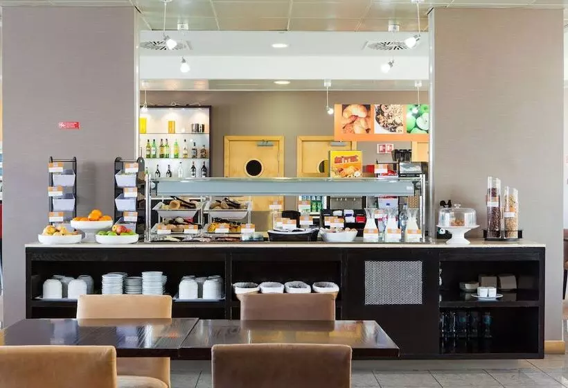 Отель Holiday Inn Express Lisbon Oeiras, An Ihg