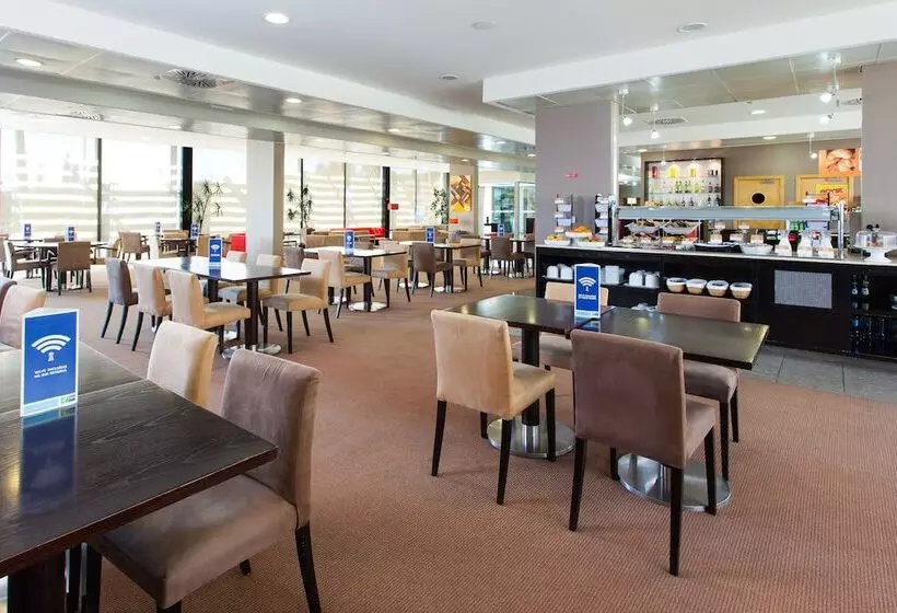 Отель Holiday Inn Express Lisbon Oeiras, An Ihg