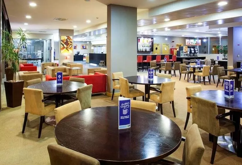 Отель Holiday Inn Express Lisbon Oeiras, An Ihg