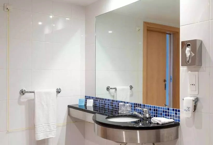 Отель Holiday Inn Express Lisbon Oeiras, An Ihg