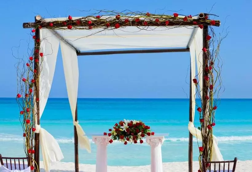 בית מלון כפרי Krystal Cancun