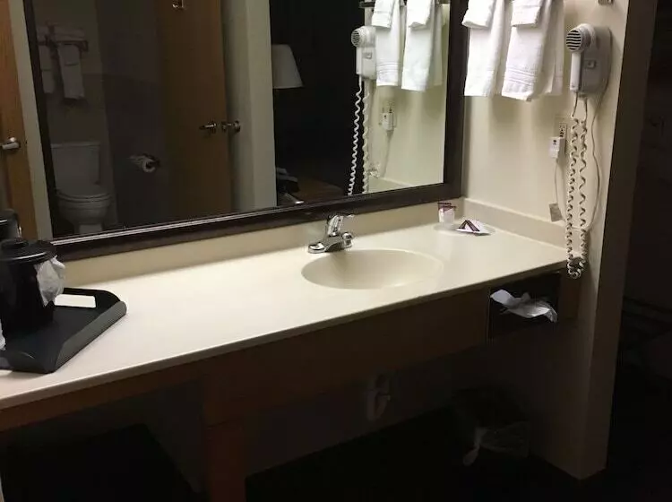 Hotelli Moose Lake Lodge & Suites