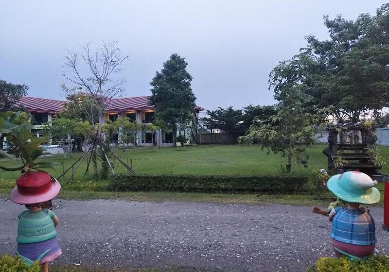 리조트 Roomquest Chonburi Phanat Nikhom