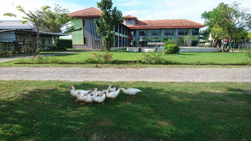 리조트 Roomquest Chonburi Phanat Nikhom