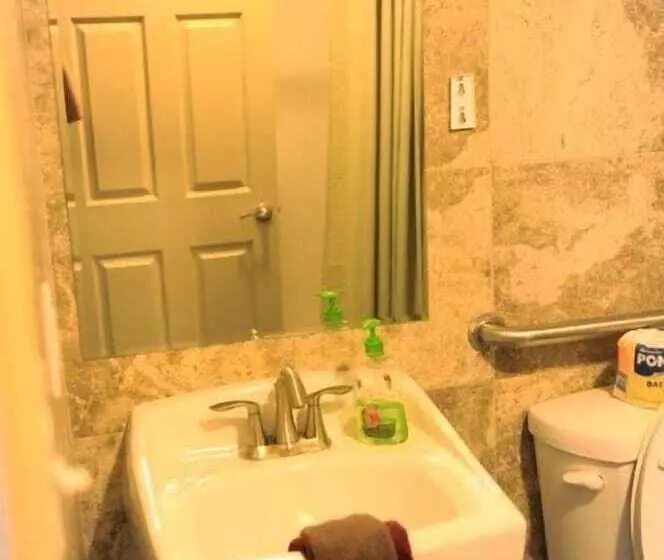 Hotelli Camelot Inn At Honeyville