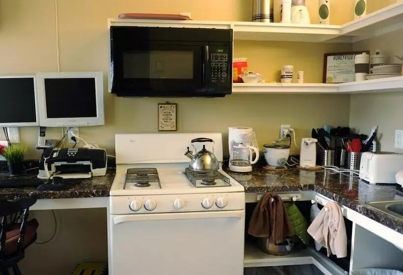 Hotelli Camelot Inn At Honeyville