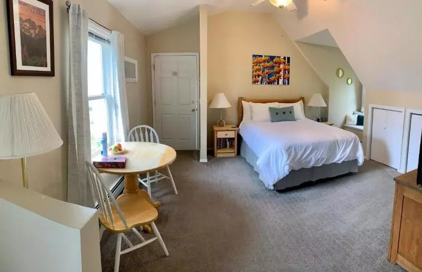 تختخواب و صبحانه Fox Hollow Inn