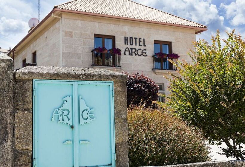 فندق Arce