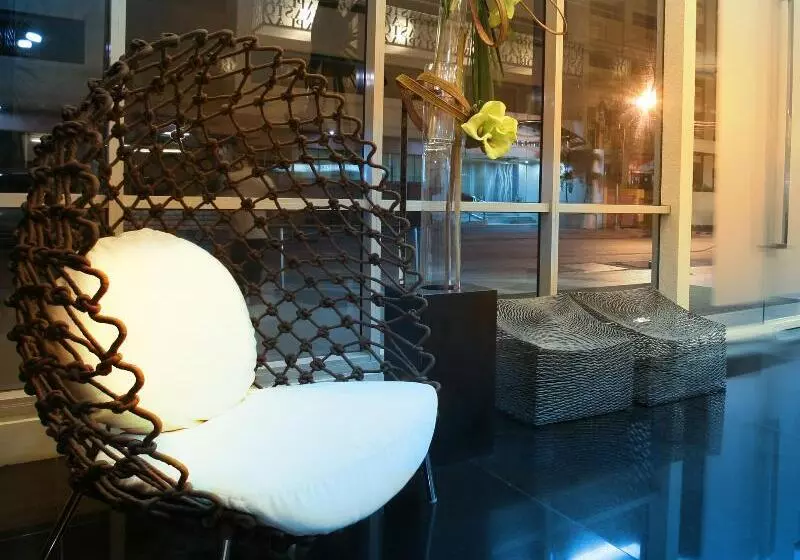 בית מלון כפרי Astoria Plaza