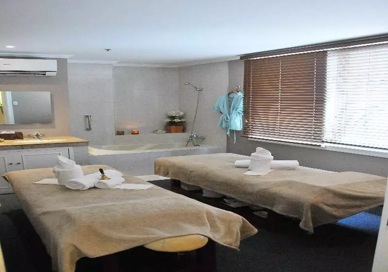 בית מלון כפרי Astoria Plaza