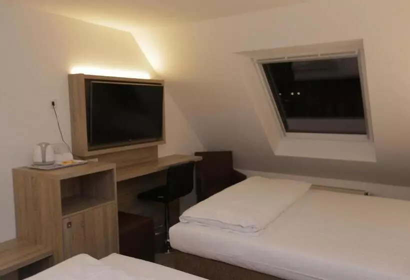 Отель Galeria Airport