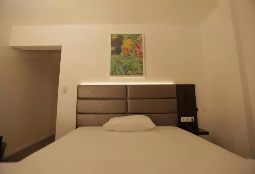 Отель Galeria Airport