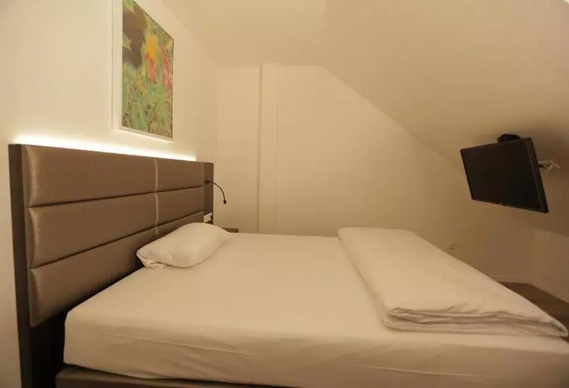 Отель Galeria Airport