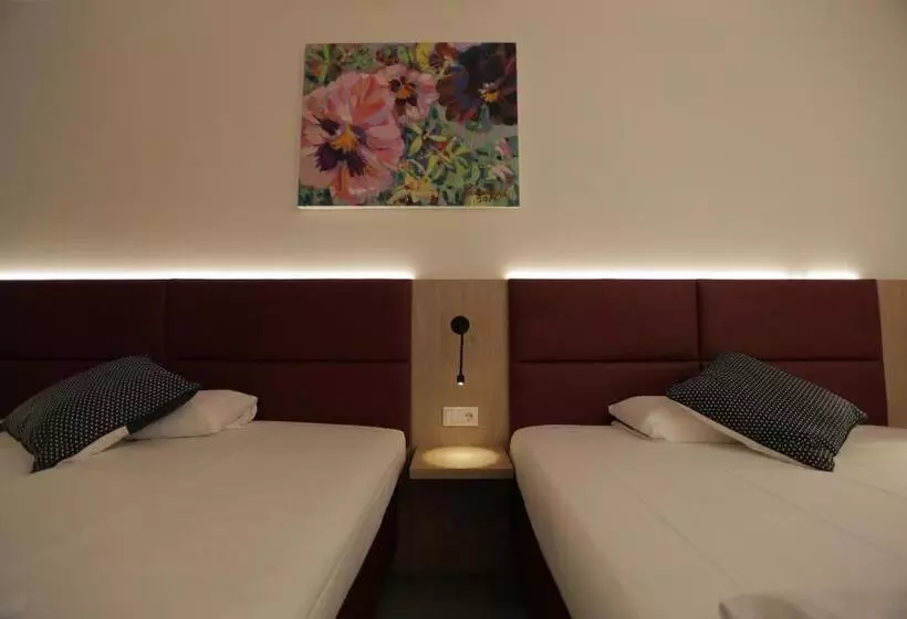 Отель Galeria Airport