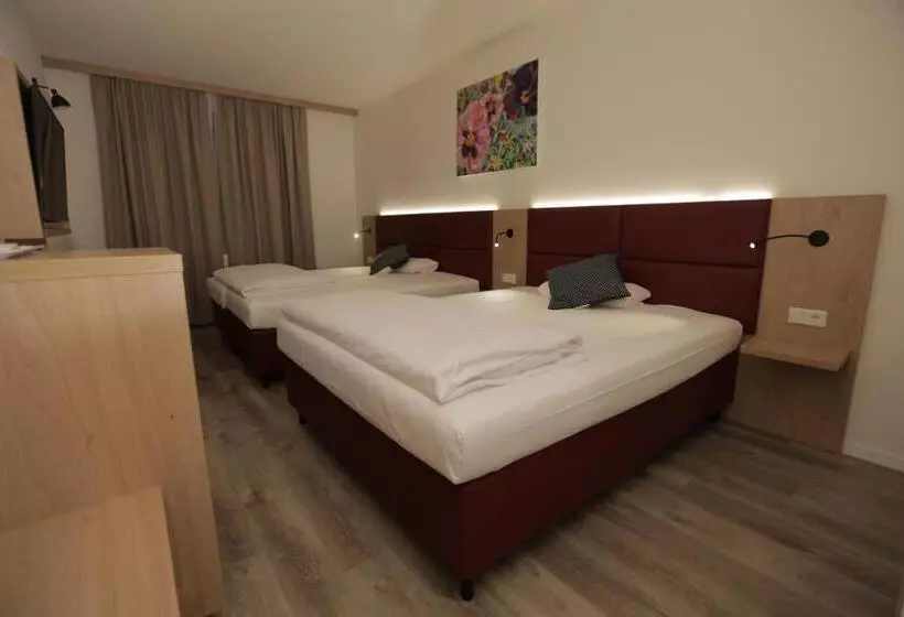 Отель Galeria Airport