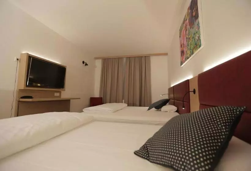 Отель Galeria Airport