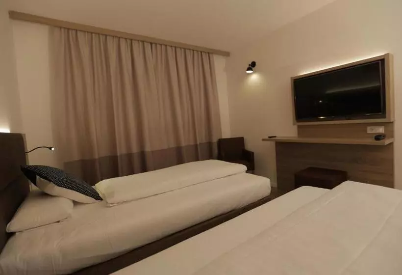 Отель Galeria Airport