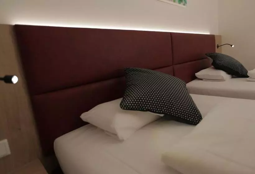 Отель Galeria Airport