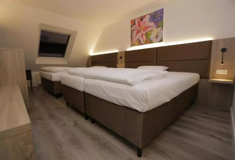 Отель Galeria Airport