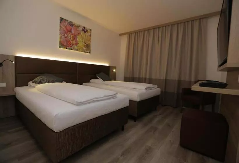 Отель Galeria Airport