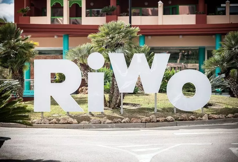 호텔 Holiday World Riwo