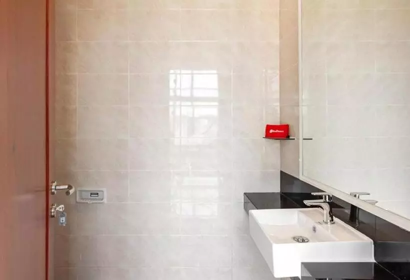 ペンション Reddoorz Syariah @ Kebraon