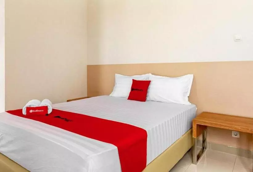 ペンション Reddoorz Syariah @ Kebraon