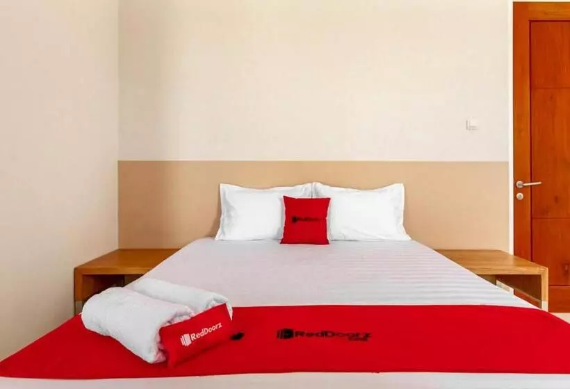 ペンション Reddoorz Syariah @ Kebraon