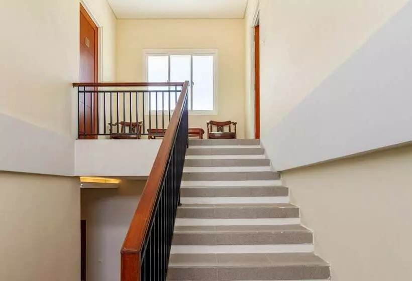 ペンション Reddoorz Syariah @ Kebraon