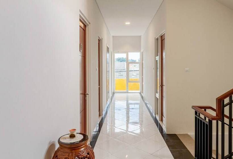 بنسيون Reddoorz Syariah @ Kebraon