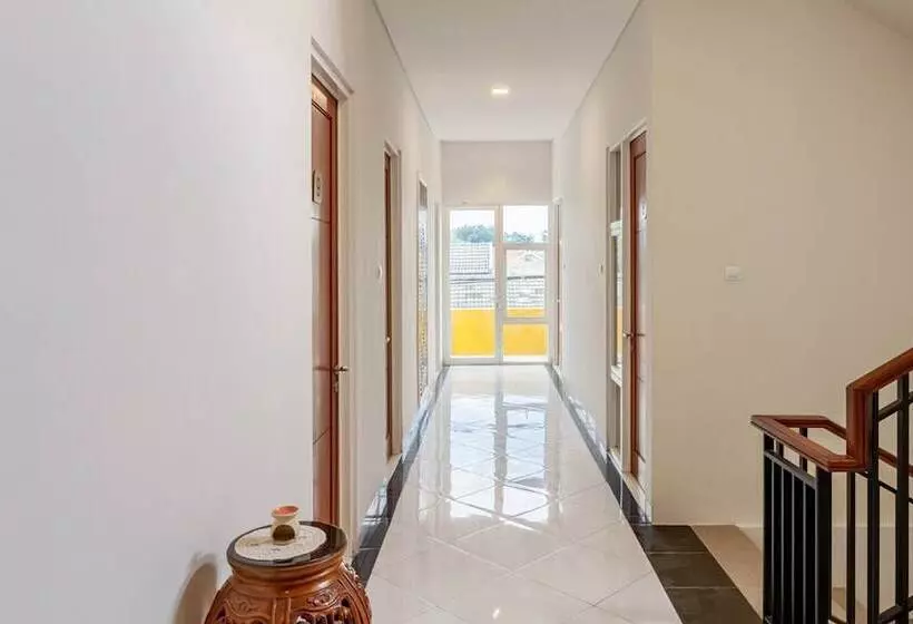 ペンション Reddoorz Syariah @ Kebraon