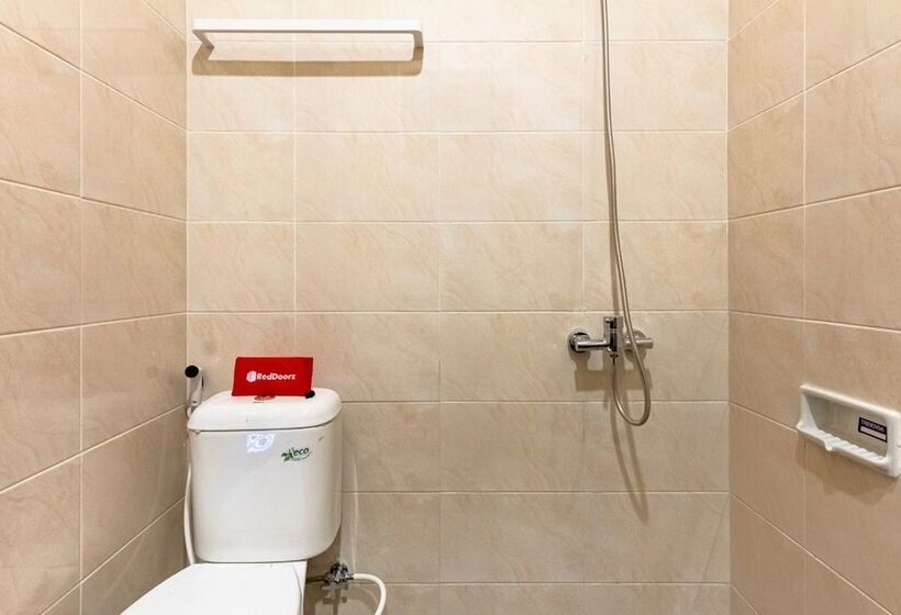 بنسيون Reddoorz Syariah @ Kebraon