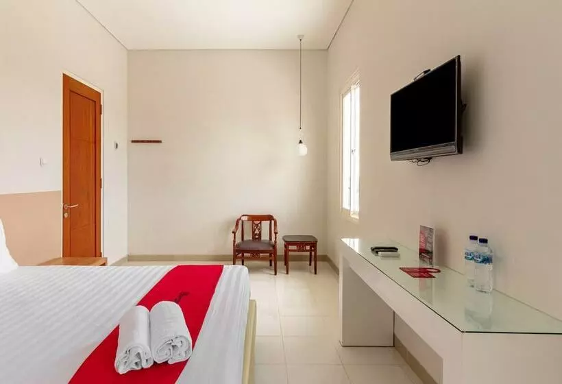 ペンション Reddoorz Syariah @ Kebraon