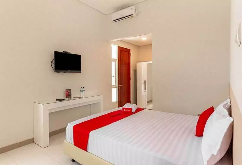 ペンション Reddoorz Syariah @ Kebraon