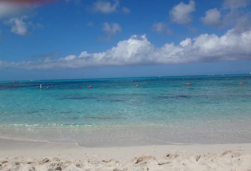 هتل Coral Gardens On Grace Bay