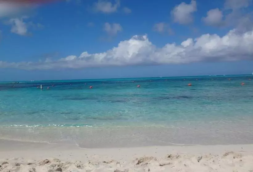 هتل Coral Gardens On Grace Bay