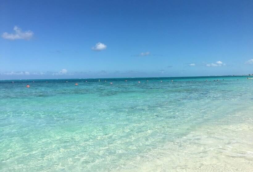 هتل Coral Gardens On Grace Bay