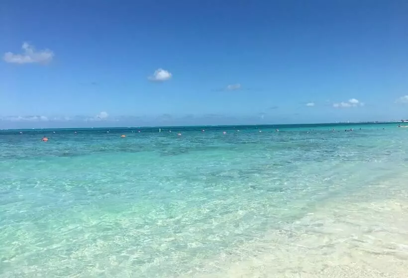 هتل Coral Gardens On Grace Bay