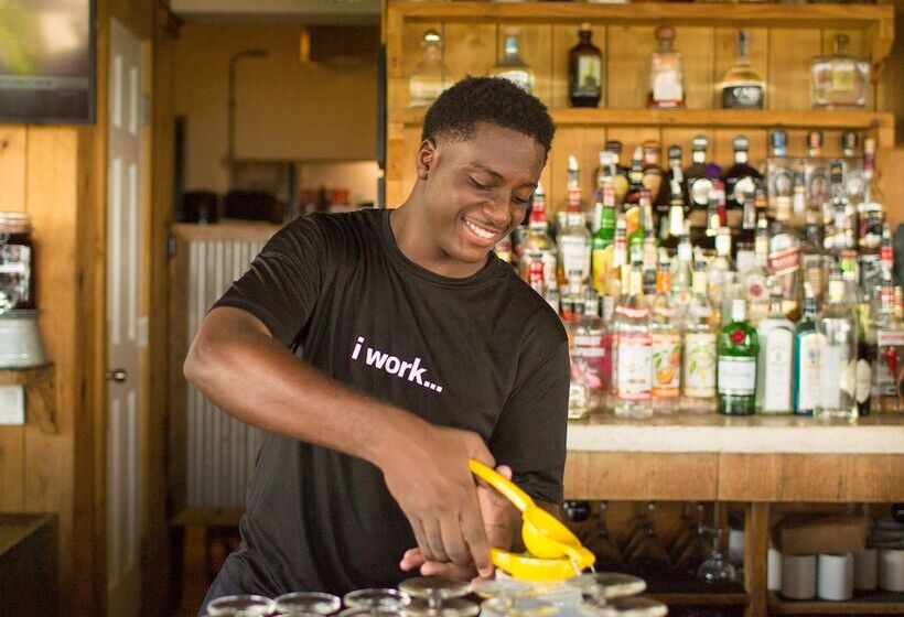 هتل Coral Gardens On Grace Bay