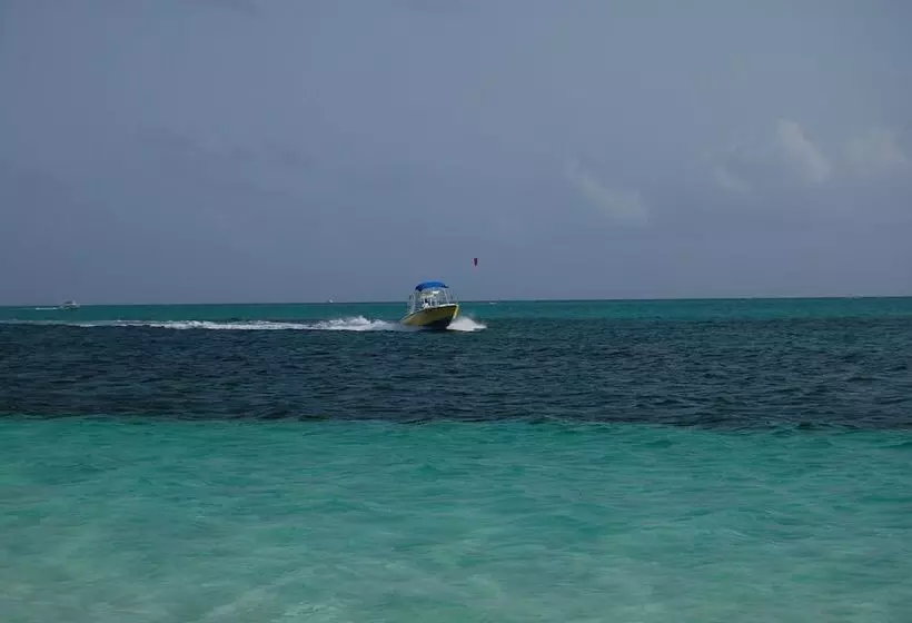هتل Coral Gardens On Grace Bay