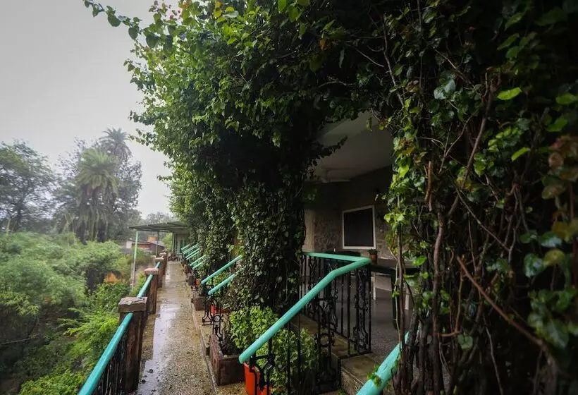 Отель Welcomheritage Connaught House