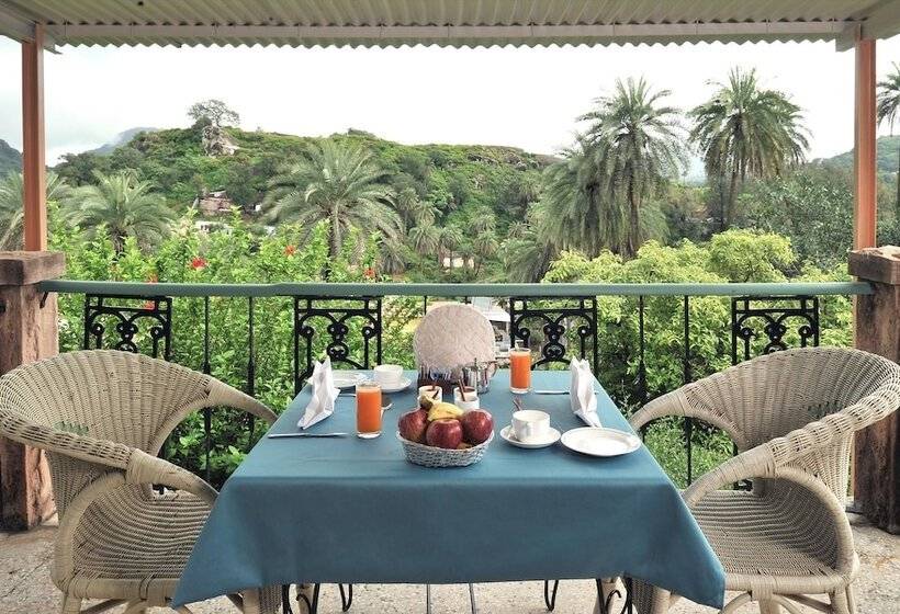 ホテル Welcomheritage Connaught House