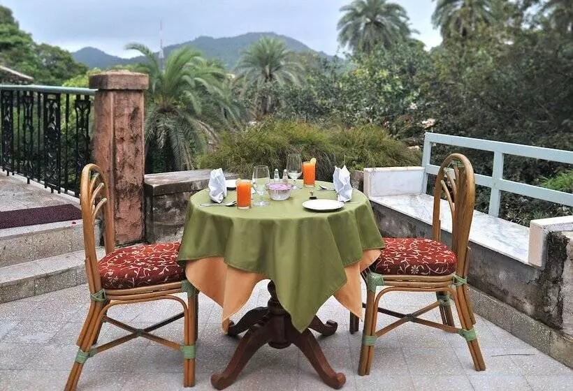 Отель Welcomheritage Connaught House